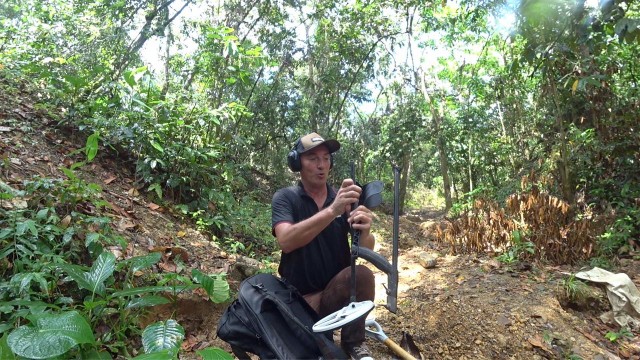 Как добывают золотые самородки в Доминиканских джунглях. Золото здесь лежит буквально под ногами! 3-я часть