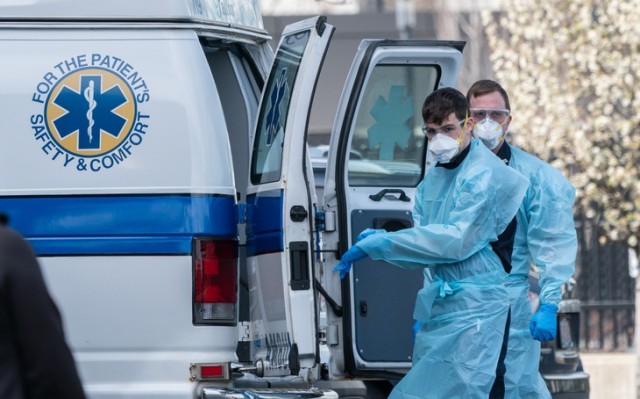 Клиникам Америки угрожает массовый отток врачей - отменены требования к вакцинации