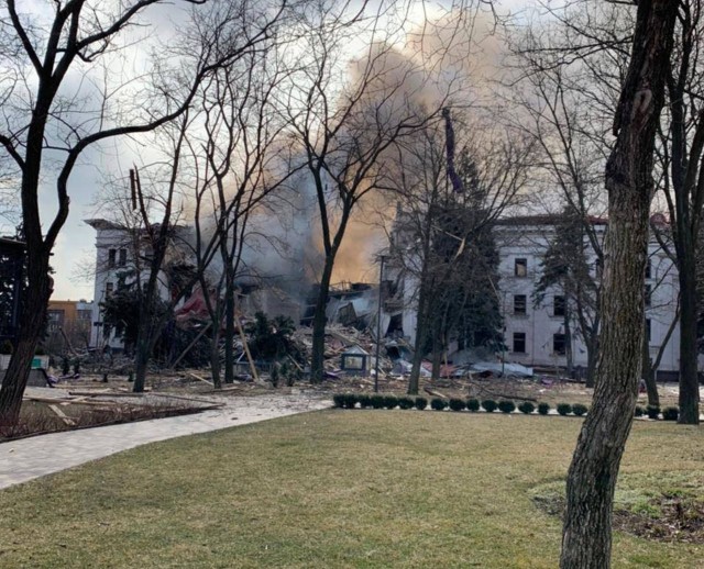 «Завалы разбирают, люди живые»