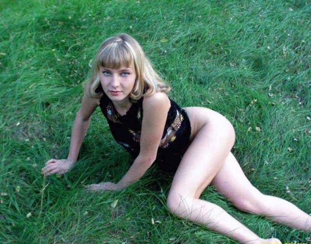 Домашние девушки в узнаваемых интерьерах - 6