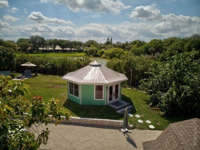 Скромная жизнь на частном острове
