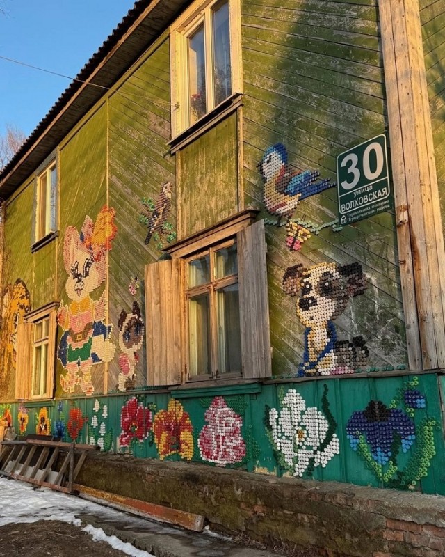 Жительница Волховской 10 лет украшает мозаикой из крышечек деревянные дома, которые собираются снести
