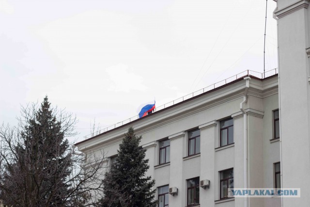 Российский флаг был поднят над ОДА в Луганске