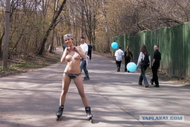 Голая девушка прокатилась на роликах по Москве