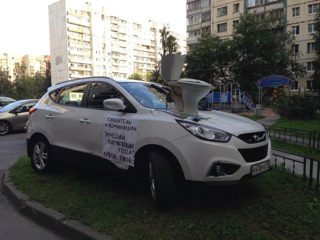 Когда ты водишь ребёнка в одну школу с Лионелем Месси, а паркуешься, как в Капотне