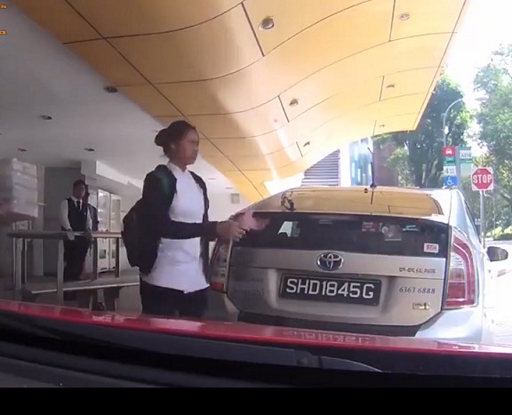 Девушка открывает багажник такси