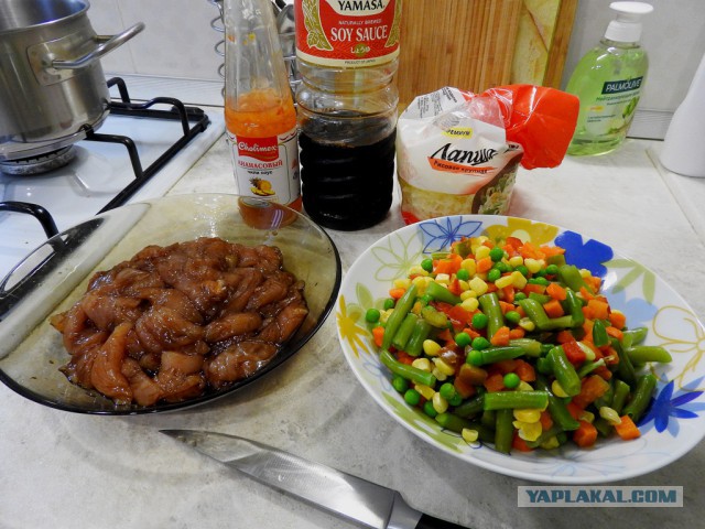 Рисовая лапша с индейкой и овощами.