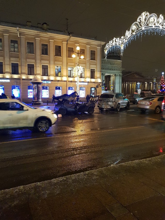 Жуткое ДТП случилось около 5:00 утра на Невском проспекте, около канала Грибоедова в Петербурге