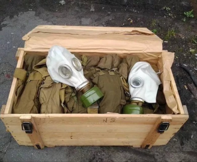 Люди в военной форме под завязку забили деревянными ящиками подвал пятиэтажки в Новокузнецке