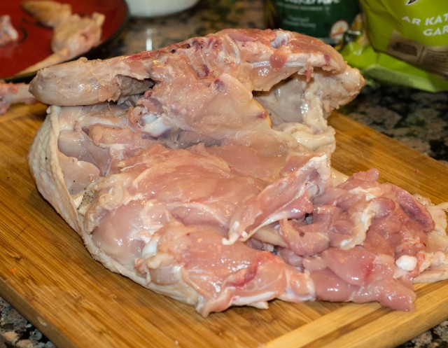 Куриная тушка (рулет) лишенная скелета (poulet désossé)  