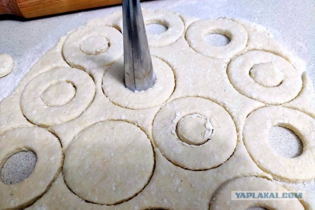 Творожно-сырные колечки с кунжутом