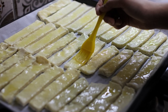 Творожно-сырные колечки с кунжутом