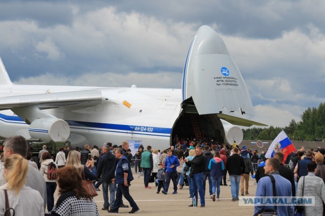 Самолет АН124 "Волга-Днепр" Антонов в Лондоне. Посадка. Взлет