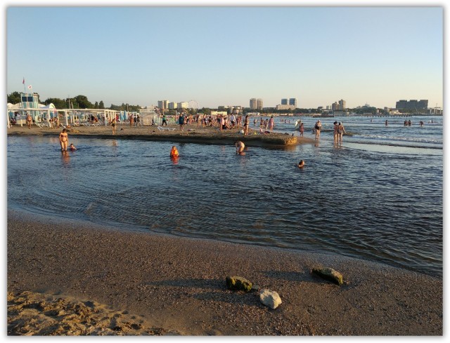 В Анапе что-то гадкое и черное льется из реки в море. Но всем пофигу