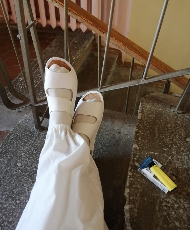 Нога анестезиолога, в праздник у станка