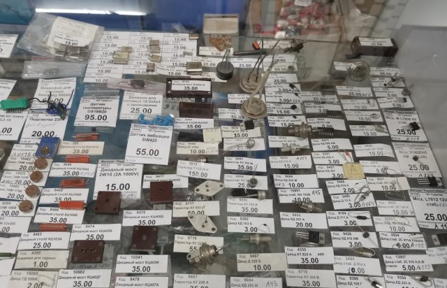 Где купить советские радиолампы и антикварные реле? Магазин «Радиотовары» в Саратове, который можно посещать как музей