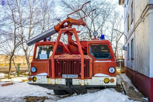Почти ракетный комплекс МАЗ-7310 "Ураган". Аэродромная пожарная машина АА-60 посреди города