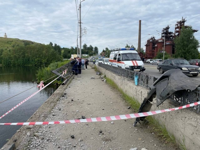 Нижний Тагил. Lexus на полной скорости вылетел с моста и рухнул в воду в Свердловской области