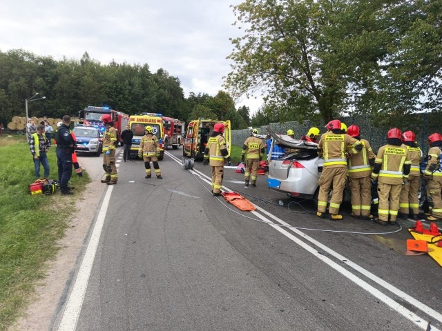 Водитель Renault выехал на встречную полосу и столкнулся с грузовиком