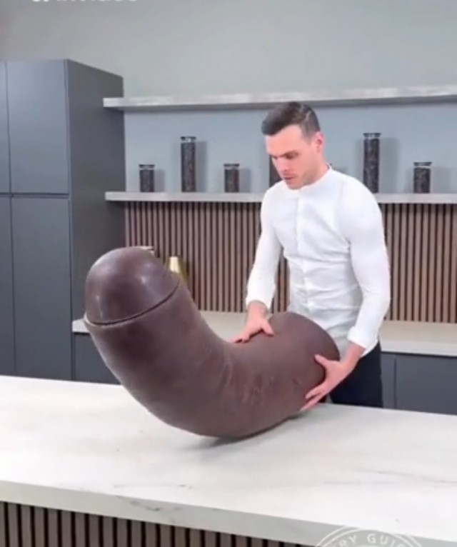 Стрёмный кондитер опять что-то шоколадит