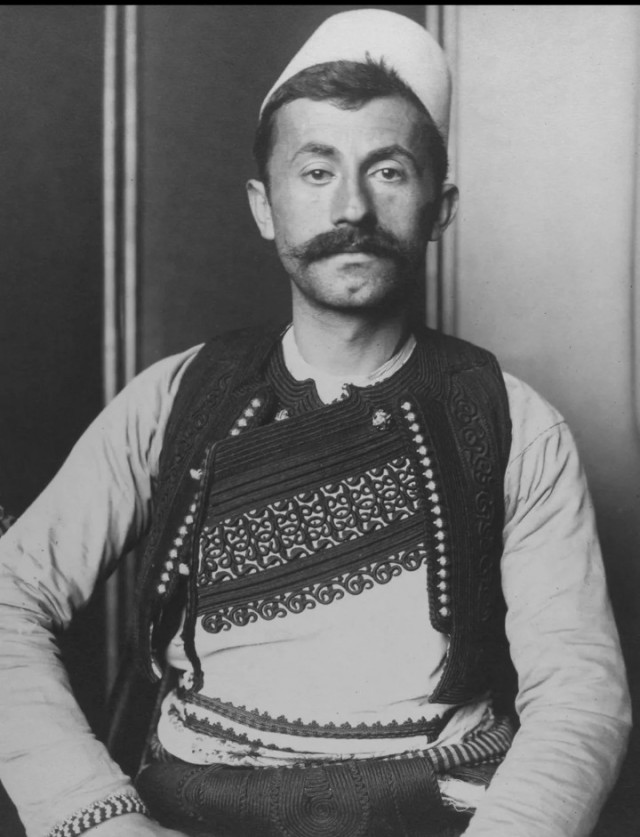 Кто только не прëтся в демократию...