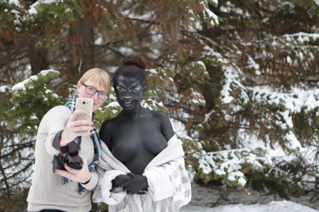 Голые и полосатые: екатеринбурженки устроили фотосессию в образах хищниц