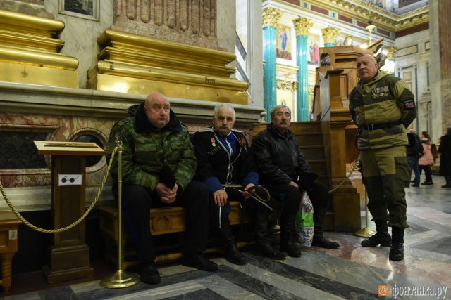 У стен Исаакиевского собора активисты прочитали Конституцию, стоя на коленях