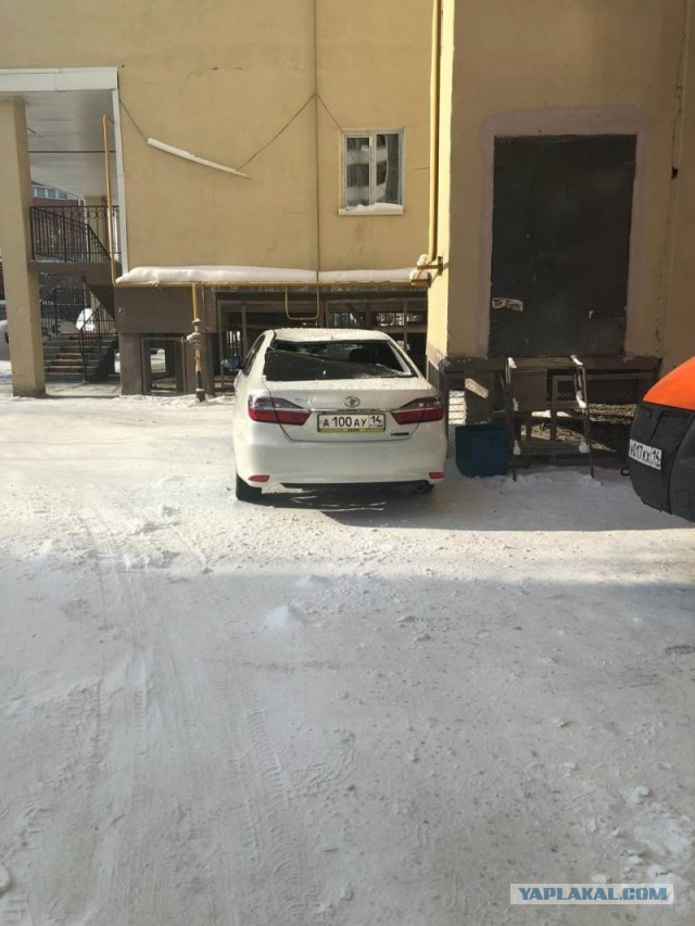 Автомобиль мэра Якутска придавило упавшим с крыши снегом
