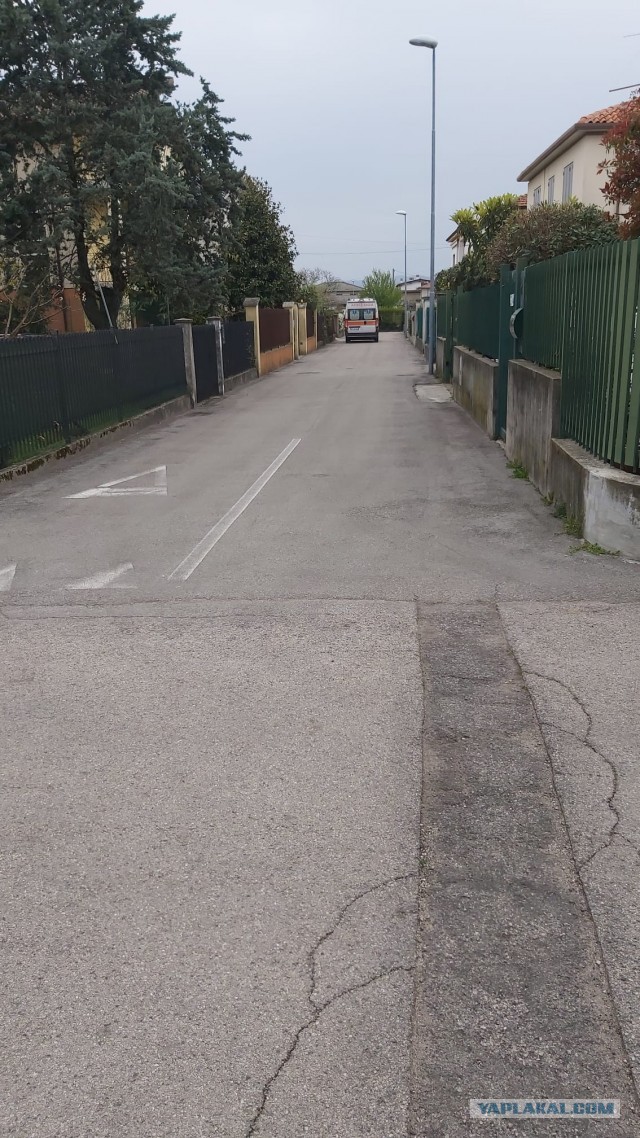 Давайте фото у кого какой вид из окна на оживленные улицы городов в настоящий момент