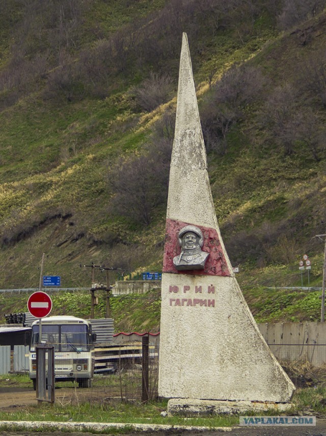 Памятник Юрию Гагарину на Сахалине выбросили на свалку — на его месте построят заправку