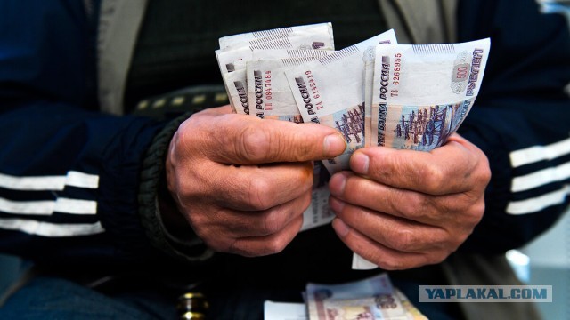 Вместо подарочных наборов за вакцинацию пожилые москвичи теперь смогут получить компенсацию в размере 10 000 руб