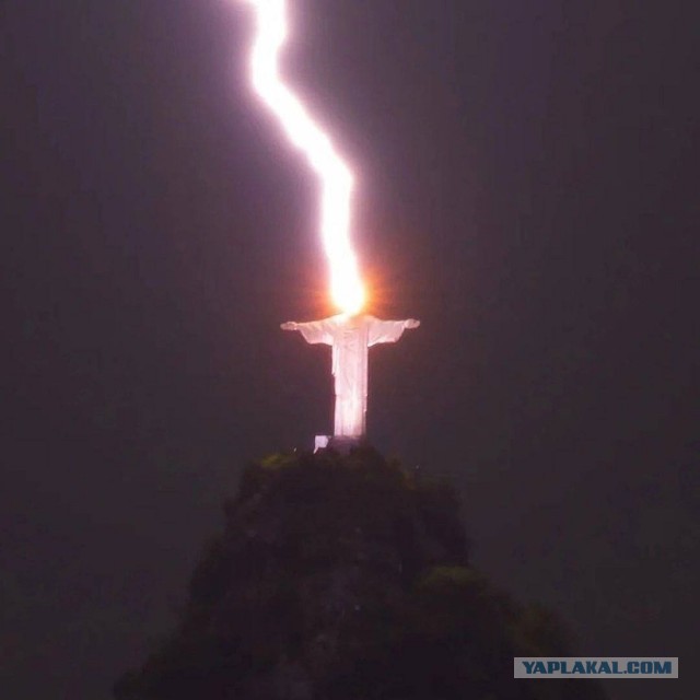 В Бразилии молния ударила по статуе Христа-Искупителя