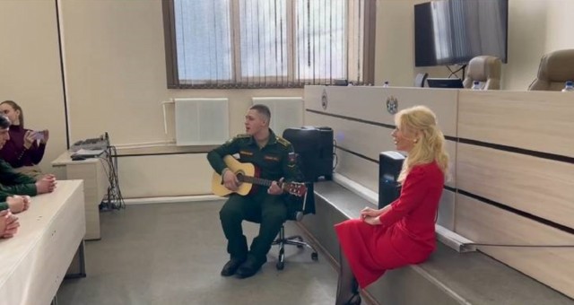 Мизулина отреагировала на критику из-за исполнения песни «Вахтерам» тюменским курсантом