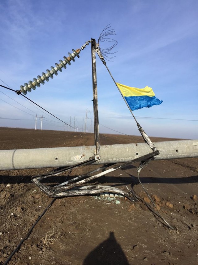 Украинцы взорвали две электроопоры
