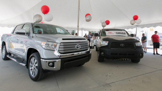 Американцу подарили новый пикап за миллионный пробег на Toyota Tundra