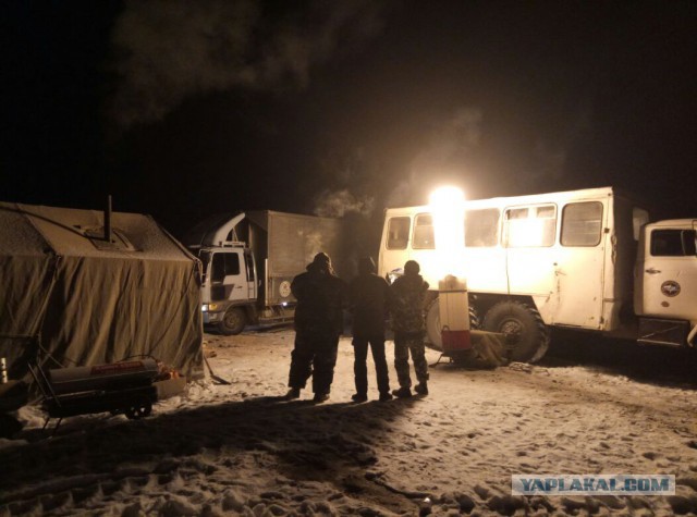 В Якутии во льдах на реке Лена застряли ледокол и паром