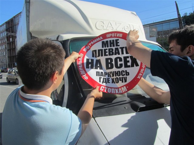 В Пензе на припаркованный возле дома автомобиль рухнул бетонный парапет