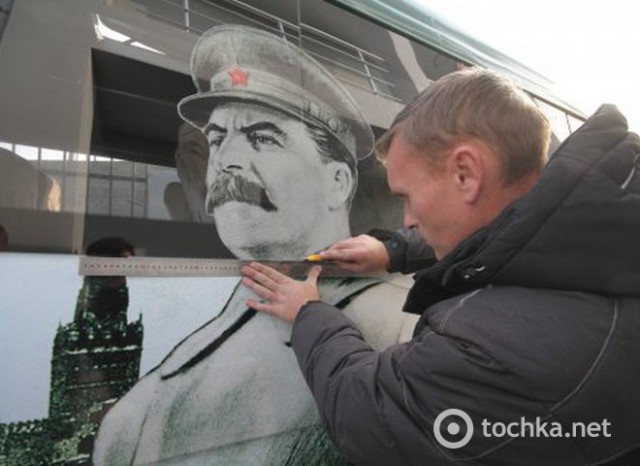 Водители вешали портрет Сталина на лобовое стекло автомобиля