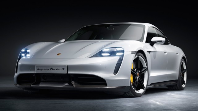 Porsche представила свой первый серийный электромобиль - Taycan
