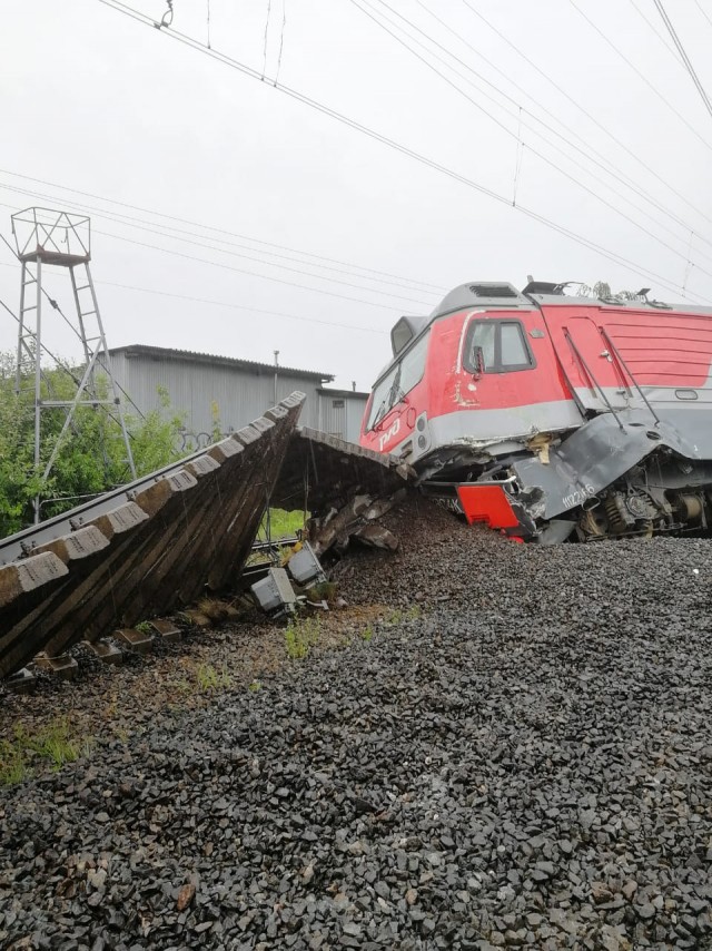 В Санкт-Петербурге столкнулись два товарных поезда с последующим сходом с рельс вагонов