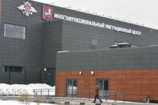 На двух станциях московского метро на указатели добавили информацию на узбекском языке и фарси