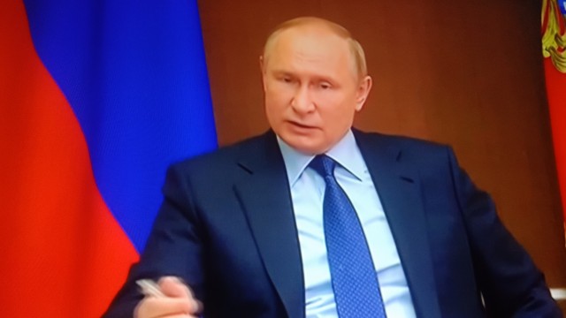 Путин принял участие в испытаниях назальной вакцины от коронавируса