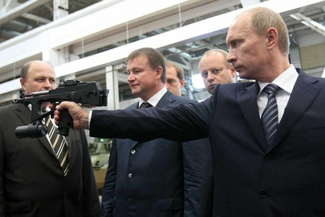 Двое парней подняли на уши всех силовиков Ялты, просто решив пофоткаться с винтовкой в честь 23 февраля