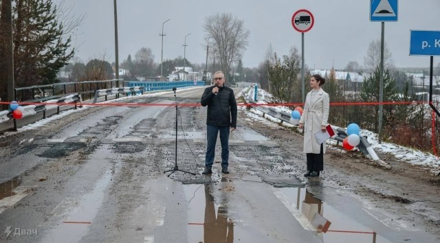 Позор дня: так выглядит дорога к отремонтированному мосту через реку Кичменьга в Вологодской области
