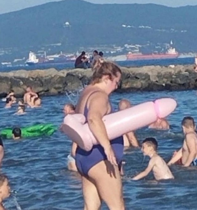 На пляжах Анапы закончились не только лежачие, но и сидячие места. Загорать там можно только стоя