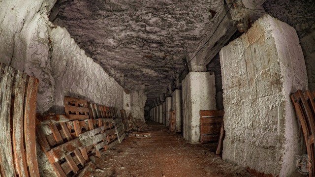 Показываю где "прятали" дефицит в СССР — это огромный подземный холодильник. Его вместимость 200 ЖД вагонов провизии!