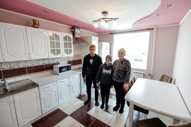 Дети и мама убитой цыганами в Коркино таксистки Елены Сарафановой получили ключи от своей новой трёхкомнатной квартиры, которую подарила семье Русская медная компания