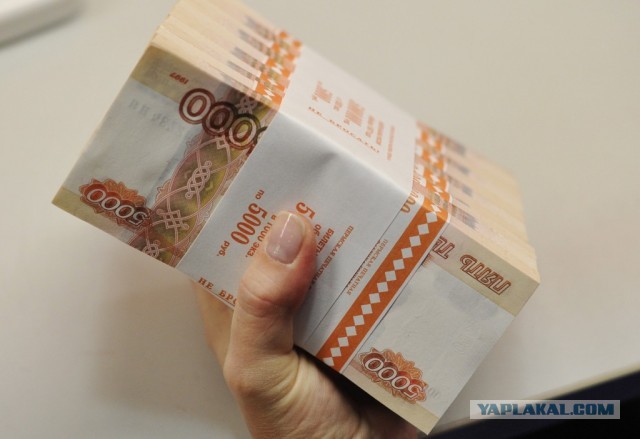 Девушка случайно выбросила 6 млн рублей, которые достались ей по наследству, — наличные нашли соседи в мусорке и ушли в запой