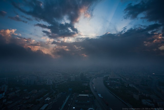Необычный рассвет над Москвой