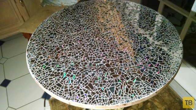 Мозаичный стол из старых компакт-дисков